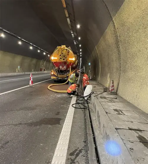 梓潼隧道排水渠清淤